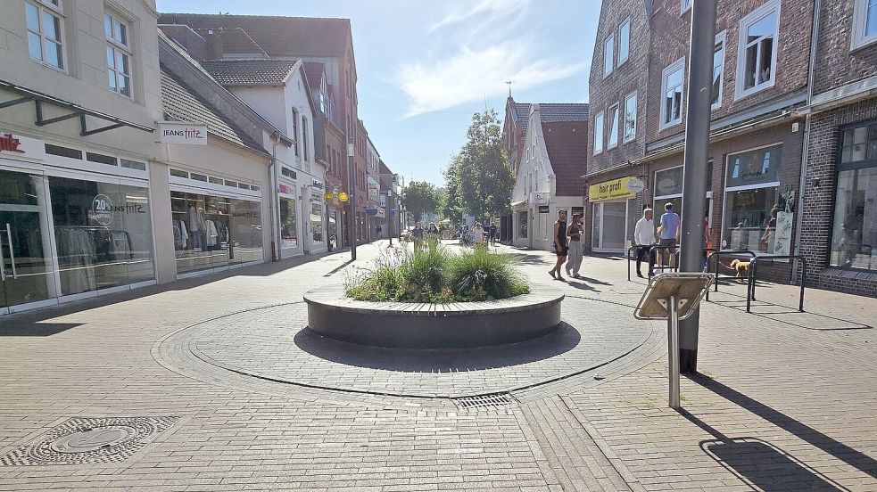 Die Rundbank samt Beet wurde gebaut, einen Baum gibt es an dieser Stelle in der Leeraner Fußgängerzone aber nicht mehr. Foto: Jonas Bothe