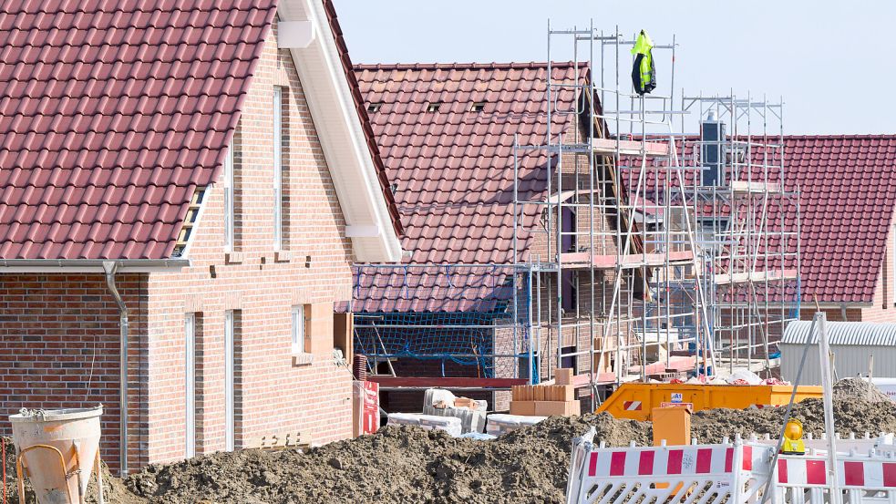 Der Mann verdient sein Geld damit, Häuser zu bauen. Foto: Julian Stratenschulte/dpa