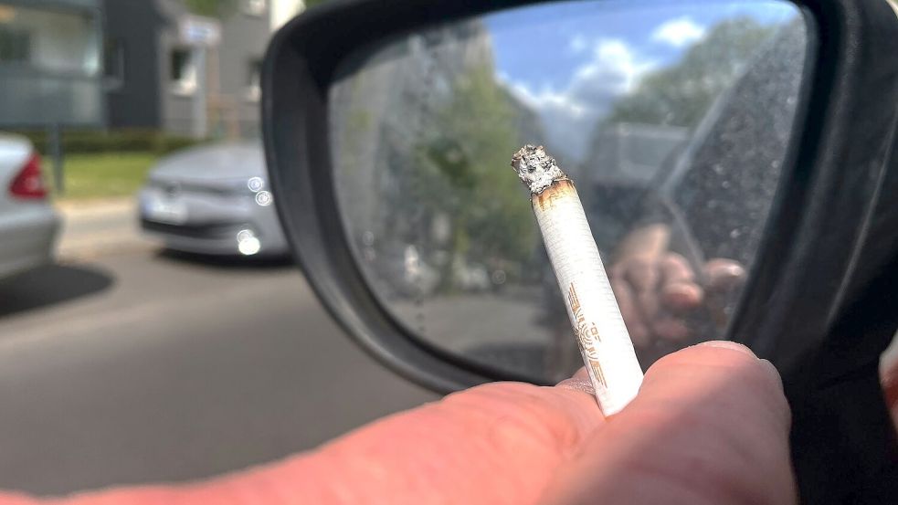 Das Entsorgen von Zigaretten aus dem Auto kann in Italien künftig teuer werden. (Archivbild) Foto: Paul Zinken/dpa
