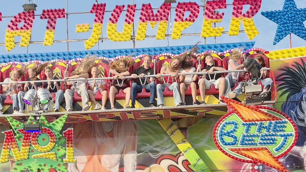 Der Beat-Jumper war auf dem Altstadtfest in Jever ab Freitagnachmittag ein gefragtes Fahrgeschäft. Es wurde nach dem Unfall am Sonntagmittag jedoch geschlossen und teilweise abgebaut. Foto: Susanne Ullrich