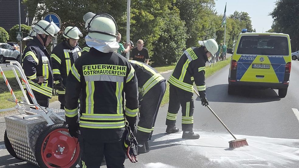 Nach dem Unfall reinigten die Einsatzkräfte der Ortsfeuerwehr Ostrhauderfehn die Fahrbahn. Foto: Feuerwehr