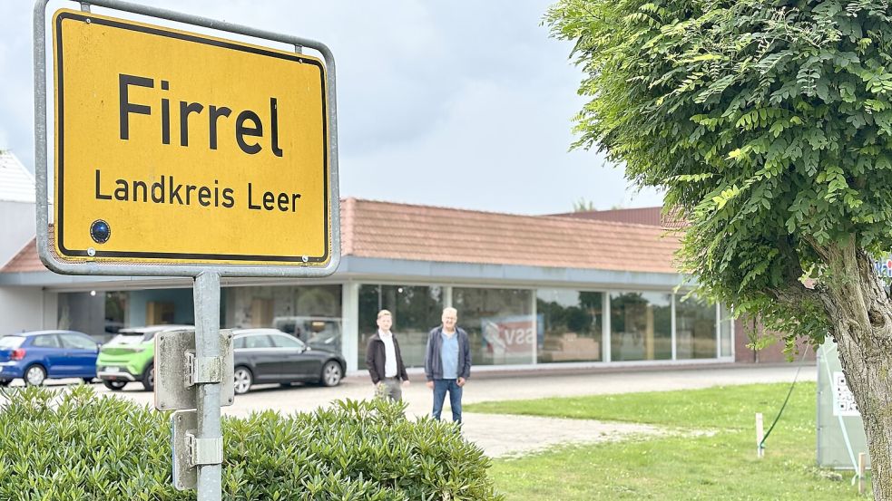 Diese Fläche vor dem Modehaus Kaiser in Firrel hatten Bürgermeister Johannes Poppen (rechts) und sein Stellvertreter Andre Keiser ins Spiel gebracht. Foto: Klaus Ortgies