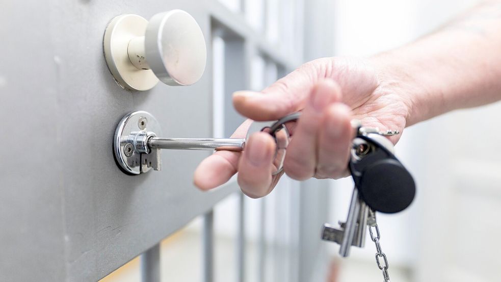 Der Suizid eines Jugendlichen in der JVA Ottweiler beschäftigt Justiz und Politik. (Symbolbild) Foto: Michael Matthey/dpa