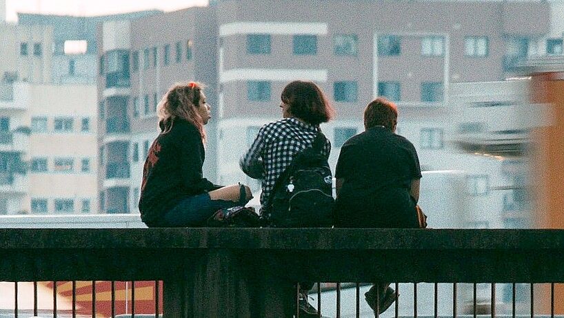 Mit guten Freunden und Freundinnen kommt man am besten durch die ständige Sinnsuche in den 20ern. Foto: Pixabay