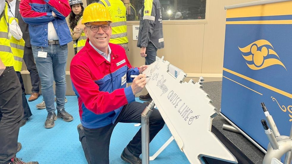 Bernd Eikens, CEO der Meyer Werft, unterzeichnet das erste Bauteil des neuen Schiffs. Foto: Christoph Assies