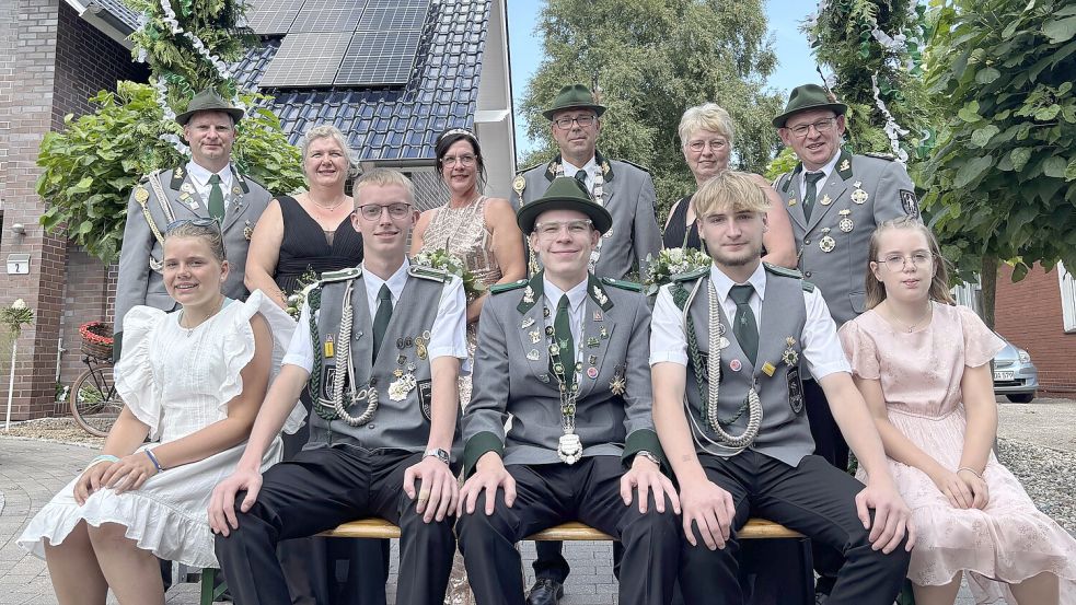 Die neuen Königshäuser des Schützenvereins Ostrhauderfehn: König Uwe Ahrens mit seiner Frau Sonja (hinten Mitte), der Erste Adjutant Michael Neeland mit seiner Frau Manuela (rechts) und der Zweite Adjutant Jens Siemers mit seiner Frau Marion (links). Jugendkönig ist Jan Neeland (vorne Mitte), sein Erster Adjutant ist Jonas Hoffmann, Zweiter Adjutant ist Jarne Strenge. Mit dabei sind die Töchter des Königs, Deike und Jette. Fotos: Marion Janßen
