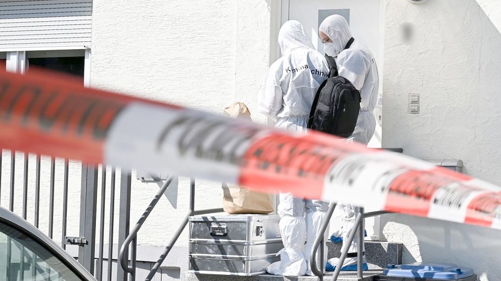 Am Tatort werden Spuren gesichert. Foto: Bernd Weißbrod/dpa