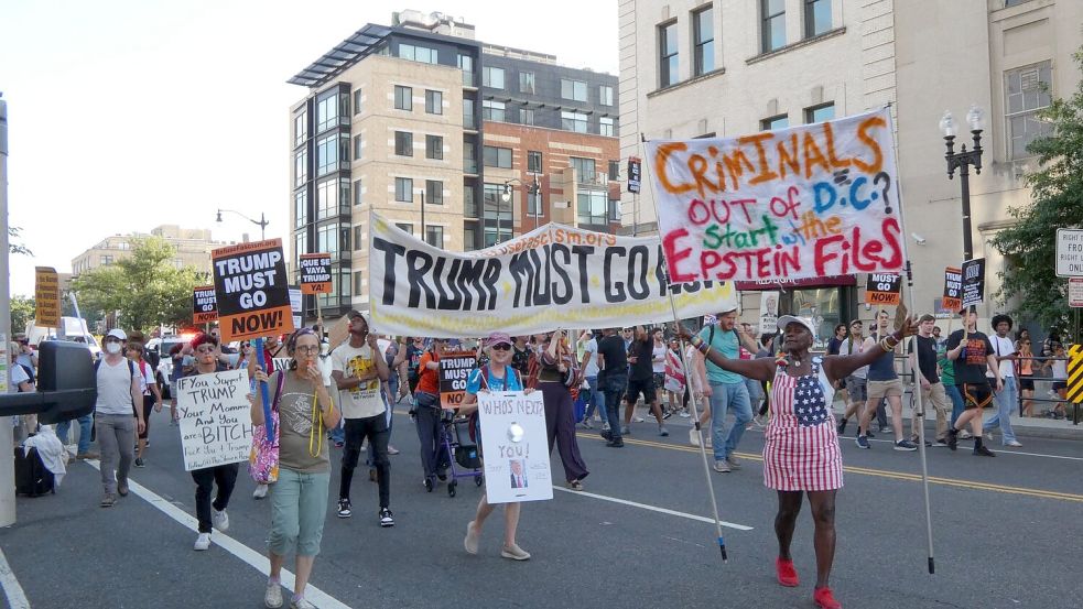 Nach Trumps Dekret regt sich erster Protest in der Hauptstadt. Foto: Luzia Geier/dpa