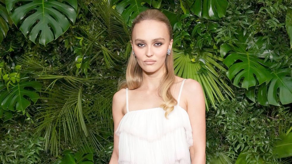 Schauspielerin Lily-Rose Depp schaut in typischer roter Teppich-Pose mit kühler Miene in die Kamera. (Archivbild) Foto: Jordan Strauss/Invision via AP/dpa
