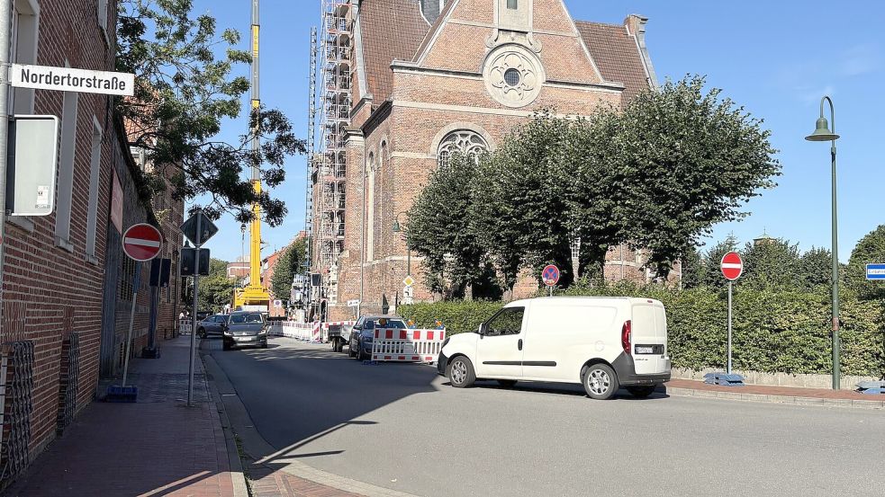 Einfahrt verboten? Egal. Dreiste Autofahrer ignorieren die neue Verkehrsführung in der Brückstraße auch trotz neuer Schilder. Fotos: Mona Hanssen