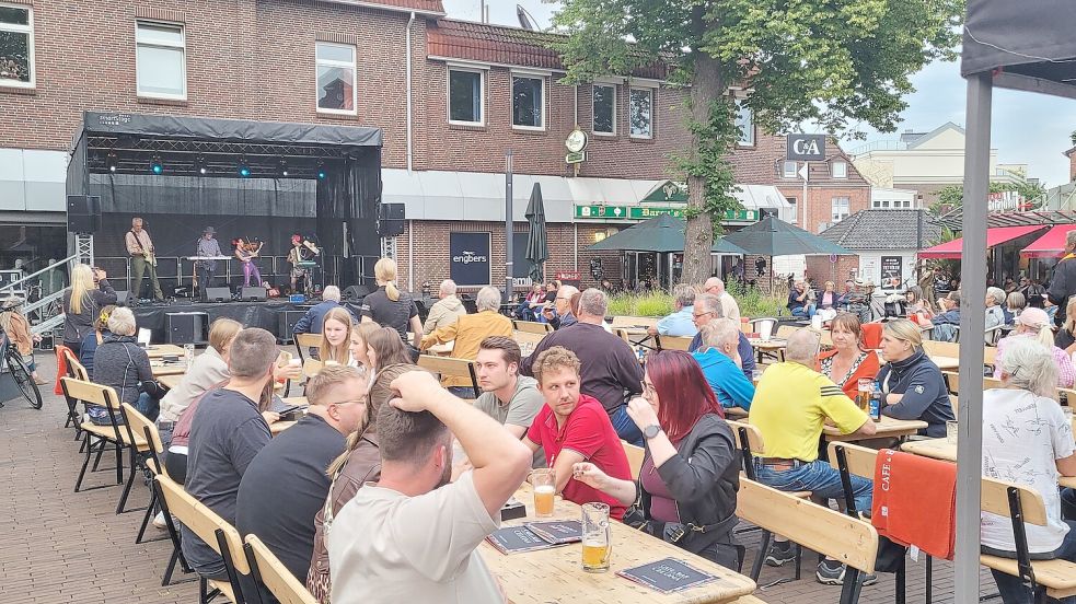 Am Donnerstag, 7. August, spielte die Band The Beez auf dem Denkmalplatz. Foto: Bodo Wolters