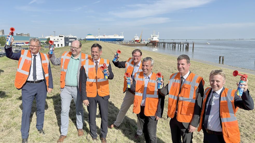 Sie drückten zur Feier des Tages auf die Tute: Holger Banik (Co-Geschäftsführer von N-Ports, von links), Umweltminister Christian Meyer, Ministerpräsident Olaf Lies, Oberbürgermeister Tim Kruithoff, Parlamentarischer Staatssekretär Johann Saathoff, Volker Weiß (Co-Geschäftsführer N-Ports) und Aiko Hollander (N-Ports-Niederlassungsleiter Emden). Der Großschiffsliegeplatz wird jetzt gebaut. Foto: Klaus Ortgies