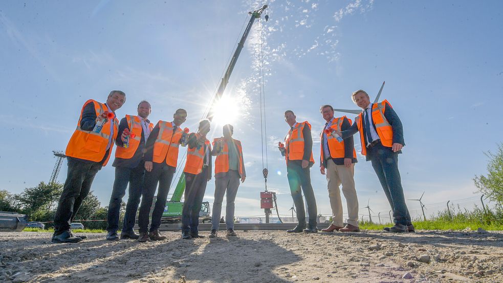 Der symbolische erste Rammschlag für den neuen Großschiffsliegeplatz in Emden musste an Land erfolgen, weil es zu Wasser noch nicht in den Bauablauf gepasst hätte, hieß es vor Ort. Foto: Klaus Ortgies