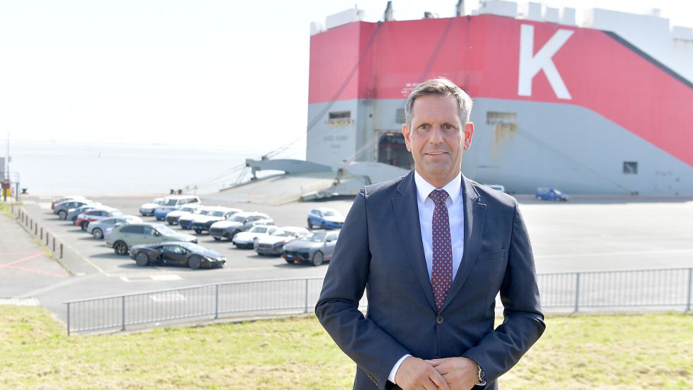 Niedersachsens Ministerpräsident Olaf Lies (SPD) war für den ersten symbolischen Rammschlag für den neuen Großschiffsliegeplatz nach Emden gekommen. Er machte Zusagen für weitere Hafen-Maßnahmen. Foto: Klaus Ortgies