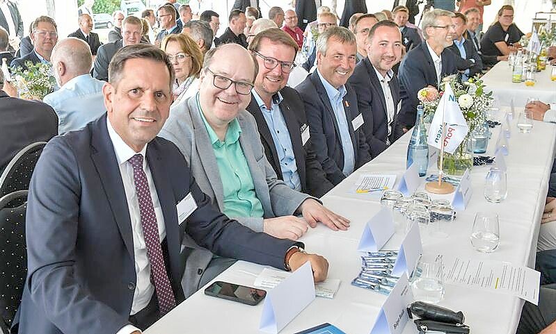 Im Festzelt kamen viele Vertreterinnen und Vertreter aus Hafenwirtschaft, Politik und Stadt zusammen, um den symbolischen ersten Rammschlag für den neuen Großschiffsliegeplatz zu begehen. Ministerpräsident Olaf Lies (vorne) und Umweltminister Christian Meyer (rechts daneben) waren nur zwei der vielen Ehrengäste. Foto: Klaus Ortgies