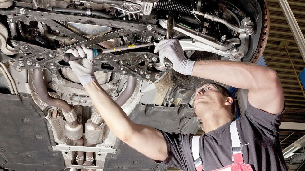Die Ausbildung zum Kfz-Mechatroniker steht in Ostfriesland ganz oben in der Beliebtheitsskala der Ausbildungen im Handwerk. Foto: Aktion Modernes Handwerk/www.amh-online.de