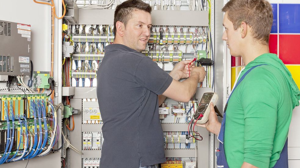 Anlagenmechaniker für Sanitär-, Heizungs- und Klimatechnik: 86 Ausbildungsverträge hat die Handwerkskammer für Ostfriesland in diesem Jahr bisher in die Lehrlingsrolle aufgenommen.   Foto: Aktion Modernes Handwerk/www.amh-online.de