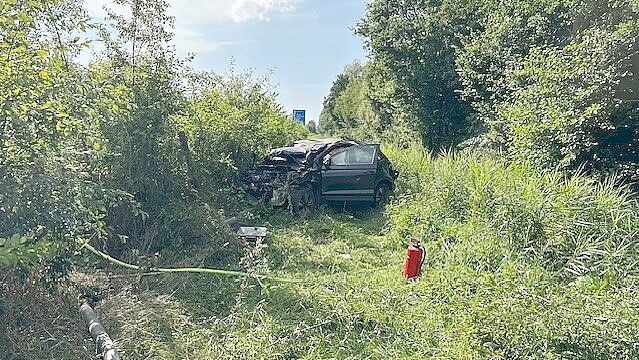 Das Auto kam in der Böschung neben der Autobahn zum Stehen. Foto: Feuerwehr