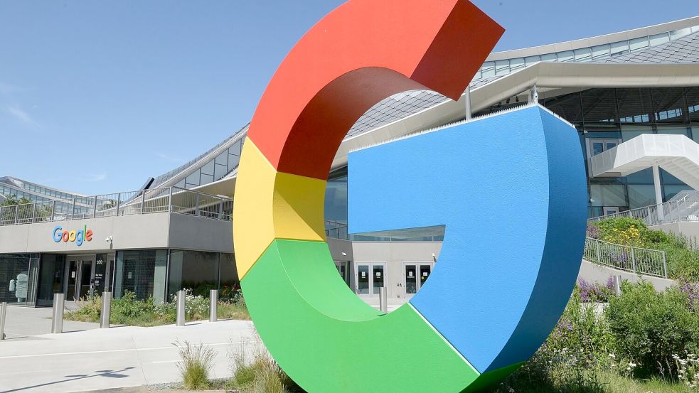 Google und das BSI haben eine Kooperationsvereinbarung geschlossen. Dabei geht es um Cloud-Lösungen für die öffentliche Verwaltung. (Symbolbild) Foto: Andrej Sokolow/dpa