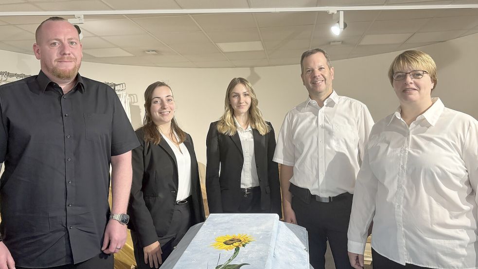 Hendrik Spree (von links), Laura Wenzel, Joana Schmid, Heiner Buß und Johanne Buß sind ein kleiner Teil von Buss Bestattungen in Wiesmoor. Der Rest des Teams hat Urlaub. Foto: Leona Spindler
