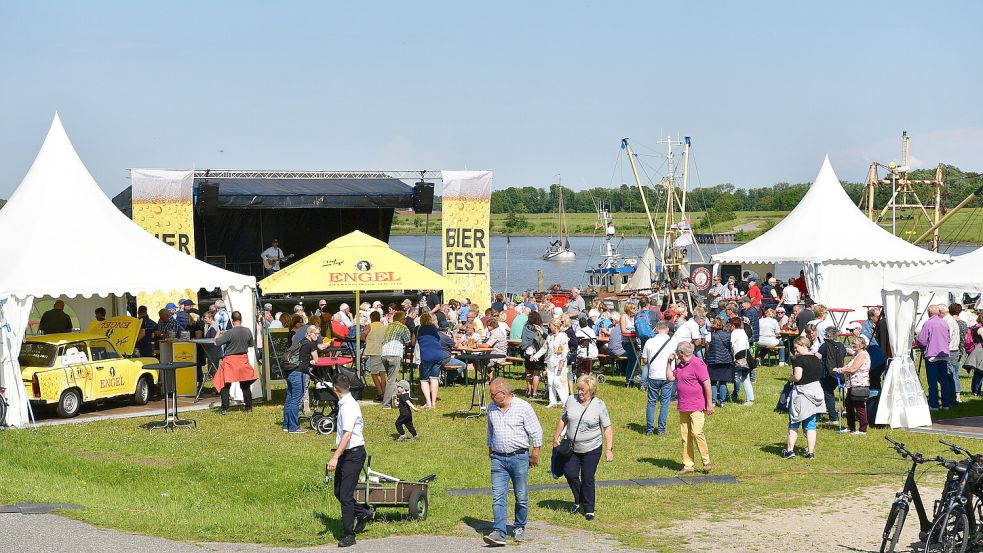 Am Wochenende findet in Greetsiel ein Bierfest am Hafen statt. Foto: Heinz Wagenaar/Archiv