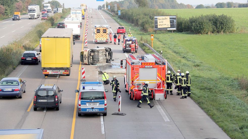 Unfall auf der A1 bei Stapelfeld mit einem Verletzten: Die Kräfte von Polizei und Feuerwehr sollen bei solchen Einsätzen künftig besser geschützt werden. Foto: Jens Burmester