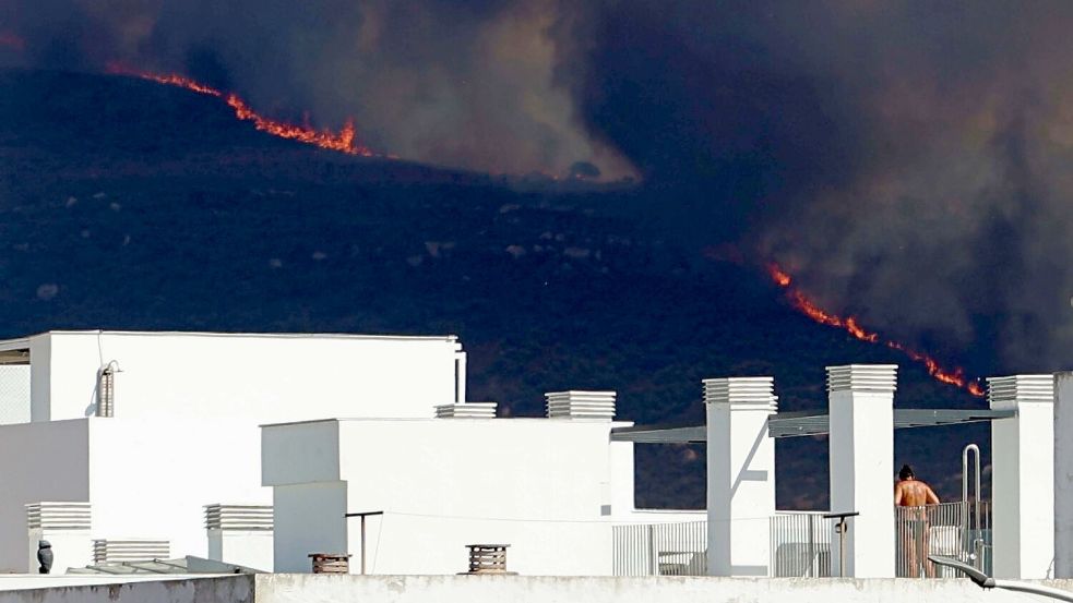 Einige der Evakuierten durften am Dienstag in ihre Häuser zurückkehren. Foto: Nono Rico/EUROPA PRESS/dpa