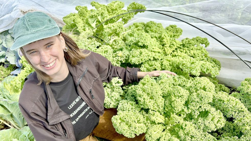 Hannah Weets aus Rysum wagt den Neustart - auf 1000 Quadratmetern baut sie in Rysum nun Biogemüse an. Foto: Klaus Ortgies