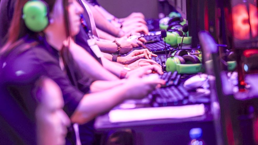 Auch dieses Jahr wird bei der Gamescom wieder großer Andrang an den Gaming-Computern erwartet. (Archivbild) Foto: Oliver Berg/dpa