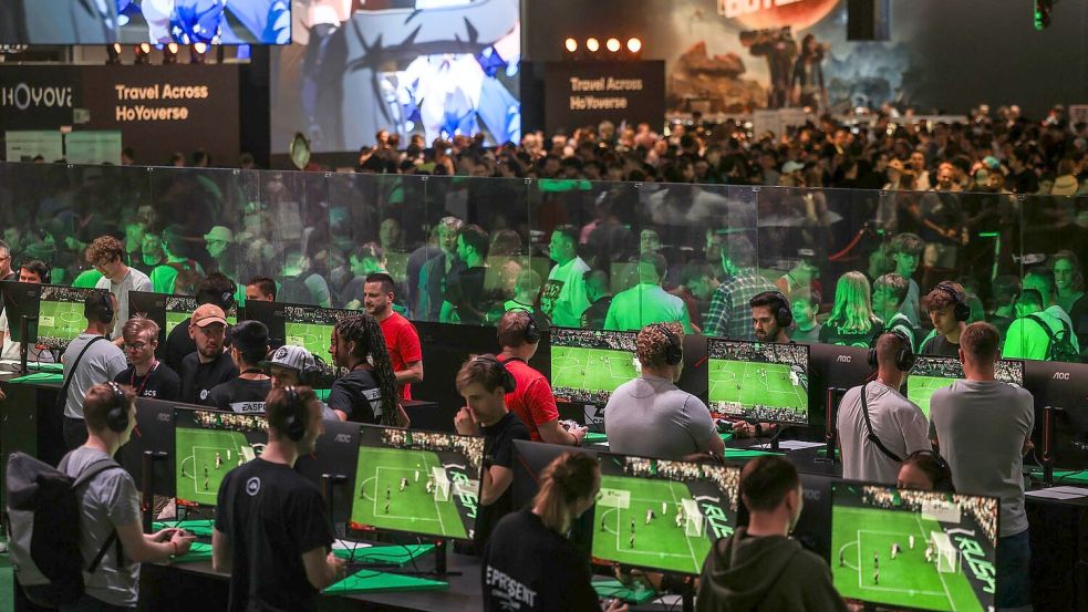 Mal neue Spiele ausprobieren, für Gamescom-Besucher hat das einen großen Reiz. Foto: Oliver Berg/dpa