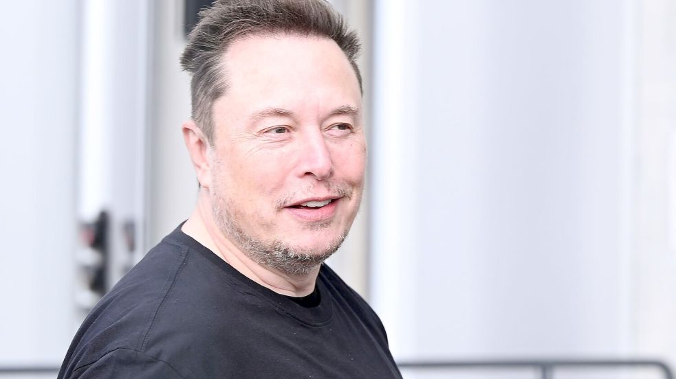 Elon Musk will, dass Apple netter zu seinen Apps ist. (Archivbild) Foto: Sebastian Gollnow/dpa