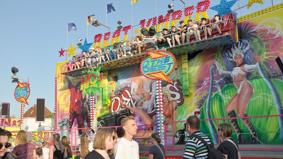 Das Fahrgeschäft aus Ostfriesland kommt in der Region herum: Auch auf dem größten Schützenfest in Ostfriesland in Esens, hier im Jahr 2023, sorgt der "Beat-Jumper" für rasanten Fahrspaß. Foto: Susanne Ullrich/Archiv