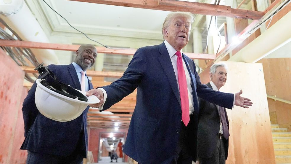 US-Präsident Donald Trump (M) sorgt bei Zentralbank-Chef Jerome Powell (r) für Kopfschütteln. (Archivbild) Foto: Julia Demaree Nikhinson/AP/dpa