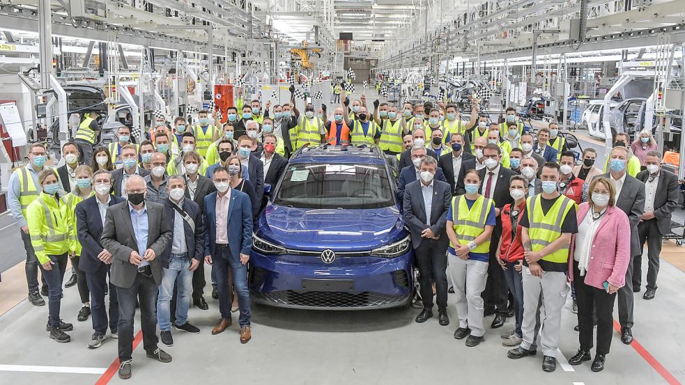 22. Mai 2022: Start der ID.4-Produktion in Emden. Für das ostfriesische VW-Werk hat an diesem Tag offiziell eine neue Ära begonnen – übrigens noch unter Corona-Bedingungen. Foto: Ortgies