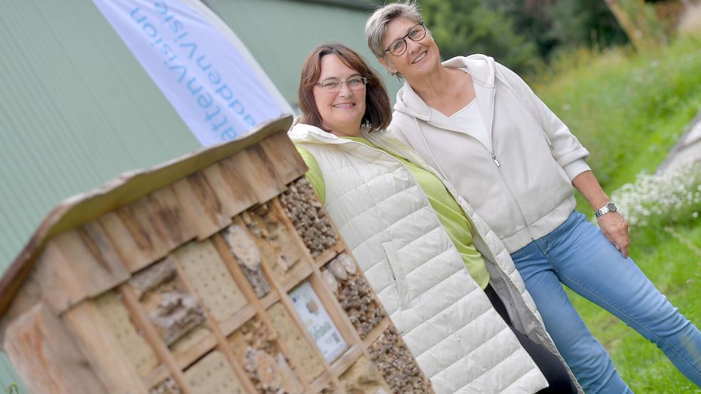 Auf dem Gelände des Postsportvereins Leer haben Sylke Kasterlek (links), Projektreferentin beim Ökowerk in Emden und Okka Postma-Lentke, Leiterin der Fitnessabteilung beim PSV, mit ihrem Team Großes geschaffen. Foto: Klaus Ortgies