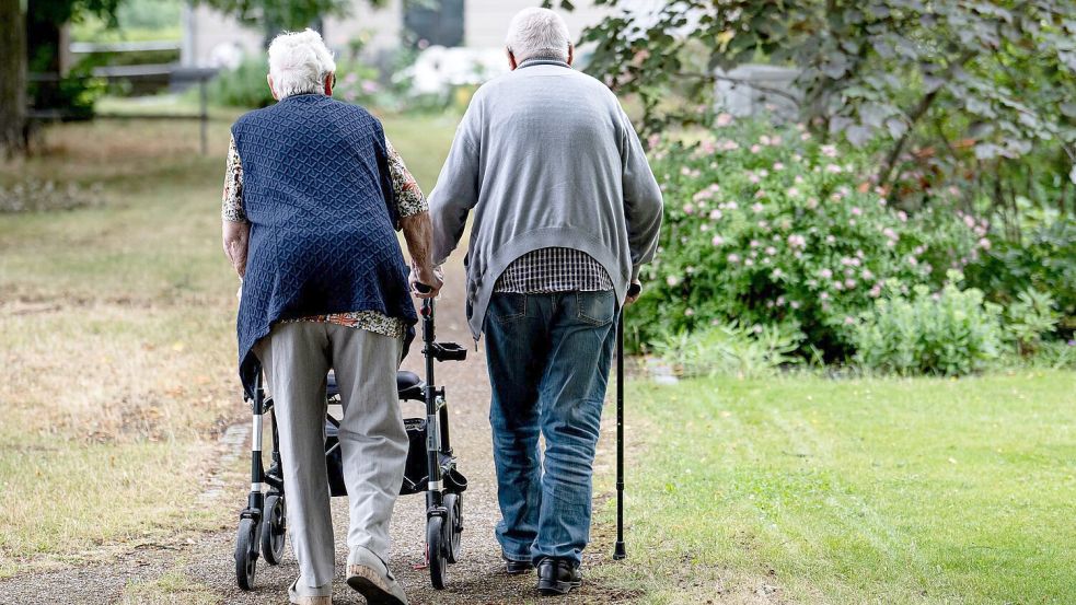 Irgendwann geht es für viele mit Arthrose nicht mehr ohne - nicht ohne Schmerzen, nicht ohne Gehilfe. (Symbolbild) Foto: Fabian Sommer/dpa