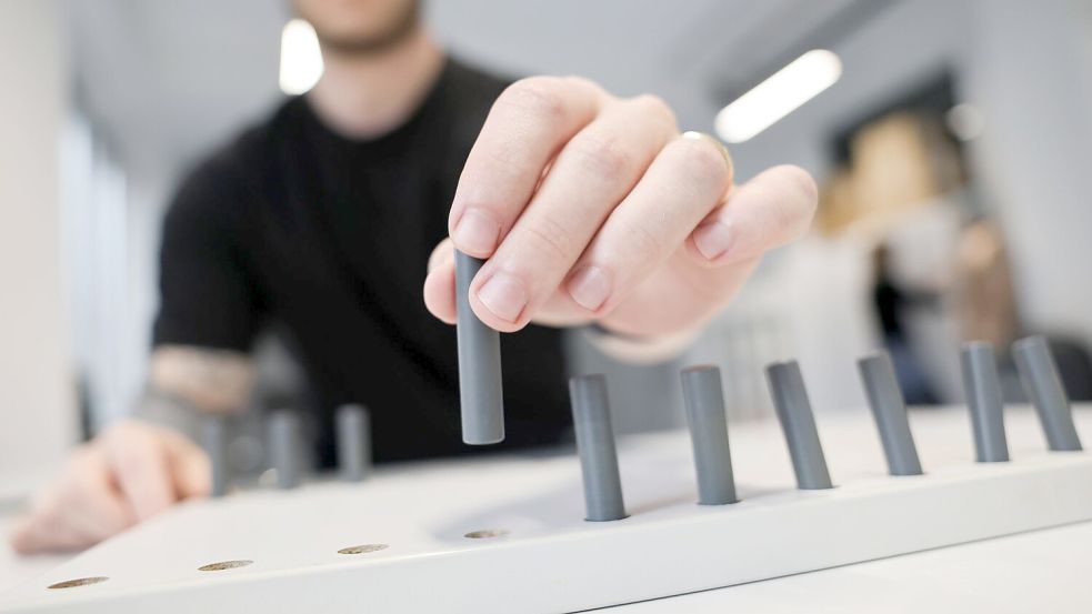 Über Linkshänder gibt es viele falsche Annahmen. Ein Stereotyp ist, dass sie angeblich ungeschickter als Rechtshänder sind. Foto: Christian Charisius/dpa