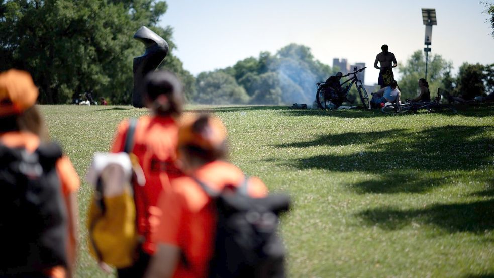 Wenn Rauch aufsteigt, wissen die Grill-Scouts: Jetzt ist ihr Rat gefragt. Foto: Fabian Strauch/dpa