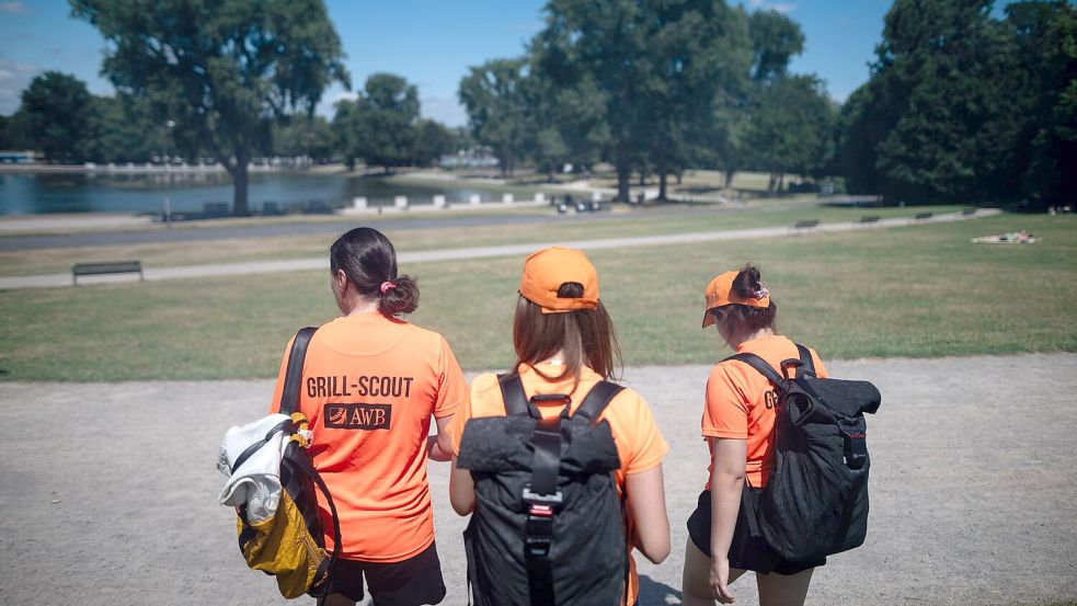 Viel Fläche, viel zu tun: Die Grill-Scouts laufen einem Tag etliche Kilometer. Foto: Fabian Strauch/dpa