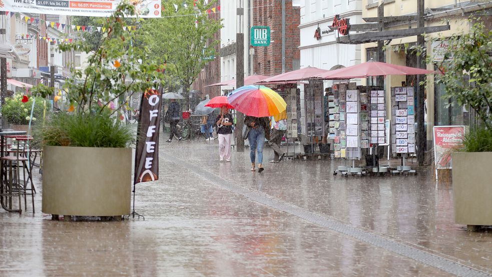 Sobald es regnet, ist in der Auricher Fußgängerzone die Regenablaufrinne gefragt. Foto: Romuald Banik