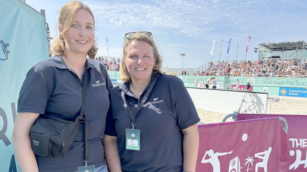 Zusammen bei den Beach Days im Einsatz: Hinrika Aggen (links) und Tourismusdirektorin Pia Hosemann. Foto: Florian Ferber