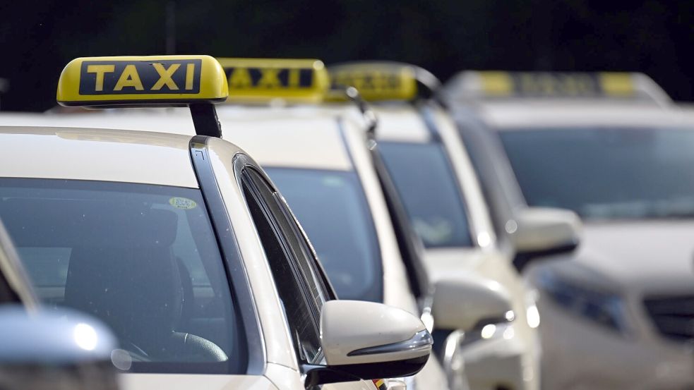 Taxis mussten lange Zeit eine vorgegebene Farbe haben - zuletzt hat nun Sachsen-Anhalt die Regelung gekippt. (Symbolbild) Foto: Federico Gambarini/dpa