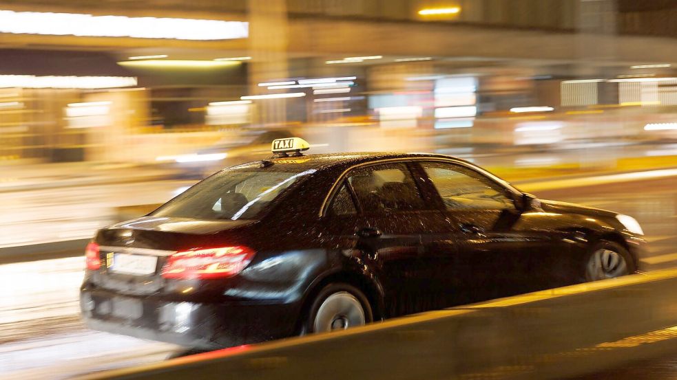 Baden-Württemberg war Vorreiter in Sachen freie Taxi-Farbe: hier ein schwarzes Taxi in Stuttgart. (Archivbild) Foto: Julian Rettig/dpa