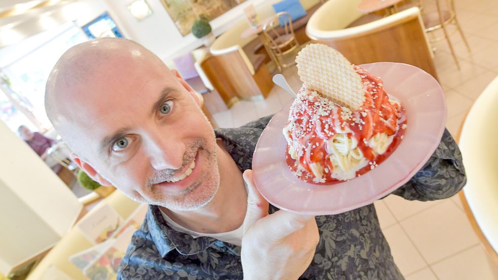 Seit 44 Jahren ist das Eis-Rezept dasselbe. Stephen Hasbargen hat nur leichte Veränderungen vorgenommen als er das Lokal übernommen hat. Foto: Klaus Ortgies