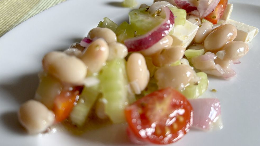 Dieser Bohnensalat ist ein richtiger Allrounder: Man kann ihn vegetarisch mit Feta oder Tofu kombinieren oder auch als Beilage zu Bratwurst oder Steak genießen. Foto: Carmen Leonhard
