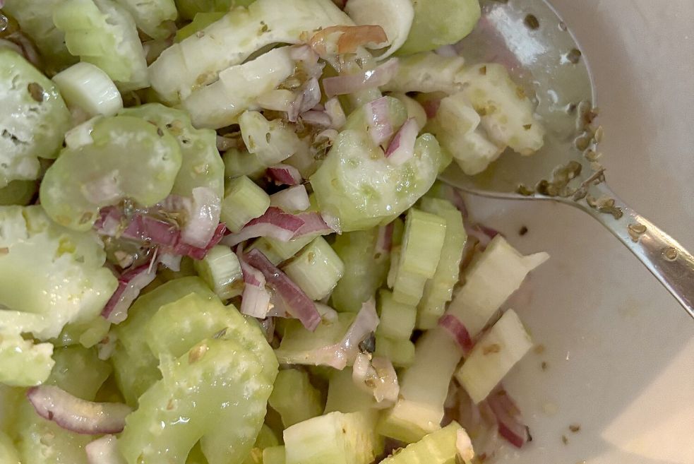 Staudensellerie ist nicht jedermanns Sache. In diesem Salat macht er sich ganz prima. Foto: Carmen Leonhard