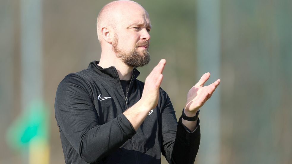 Stefan Brelage ist bei seinem Heimatverein Viktoria Flachsmeer inzwischen Trainer. Einen Großteil seiner Herren-Laufbahn verbrachte er aber in Westrhauderfehn. Heute kommt es zum Duell seiner beiden Herzensvereine. Foto: Jens Doden