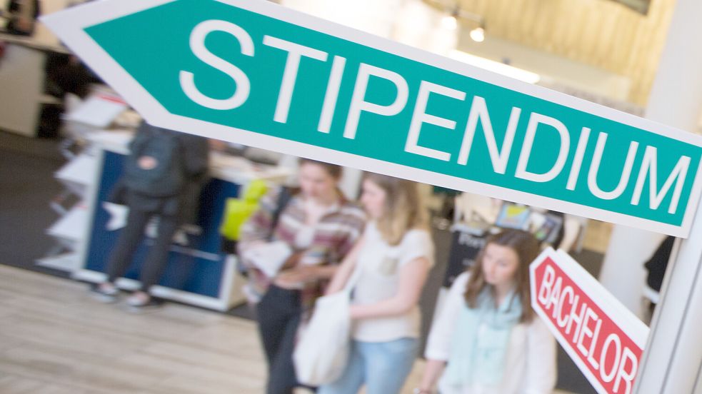 Die Stadt Aurich will angehende Ingenieure mit einem Stipendium beim Studium unterstützen und sie als künftige Arbeitskräfte gewinnen. Foto: DPA