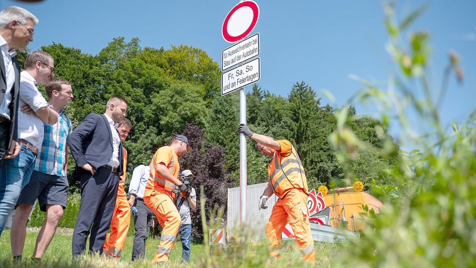 Bei Stau muss man künftig auf der Autobahn bleiben: Zum ersten Mal in Deutschland gibt es im Landkreis Rosenheim künftig Durchfahrtsverbote für den Ausweichverkehr. Foto: Leonie Asendorpf/dpa