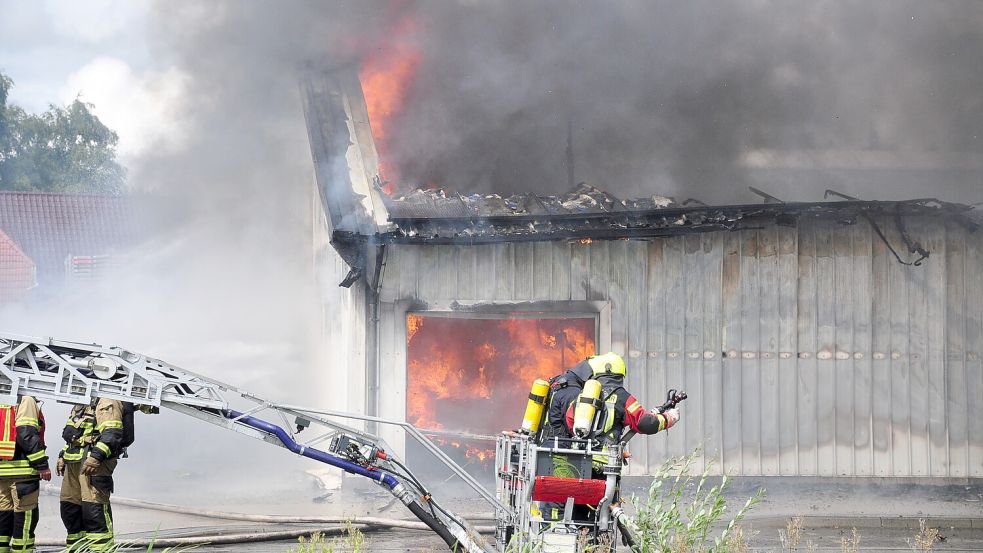 Ein Feuer hatte eine Firmenhalle in Warsingsfehn komplett zerstört. Die Feuerwehr hatte mehrere Stunden gegen die Flammen gekämpft. Foto: Bodo Wolters/Archiv